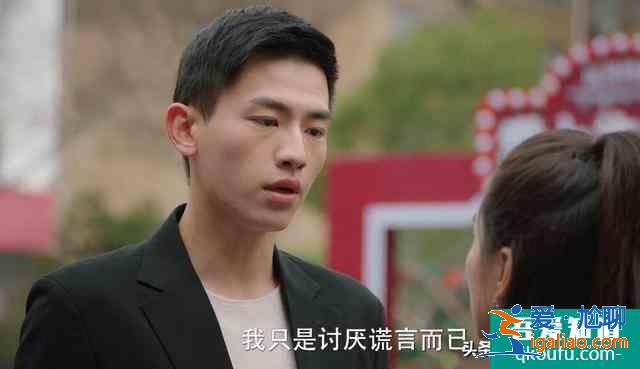 不說謊戀人：桌咚吻花絮，辛云來太憨，被梁潔懟：你在搬一頭豬？