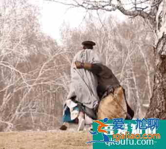 不說謊戀人：桌咚吻花絮，辛云來太憨，被梁潔懟：你在搬一頭豬？