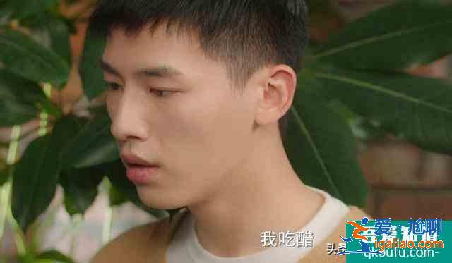 不說謊戀人：桌咚吻花絮，辛云來太憨，被梁潔懟：你在搬一頭豬？
