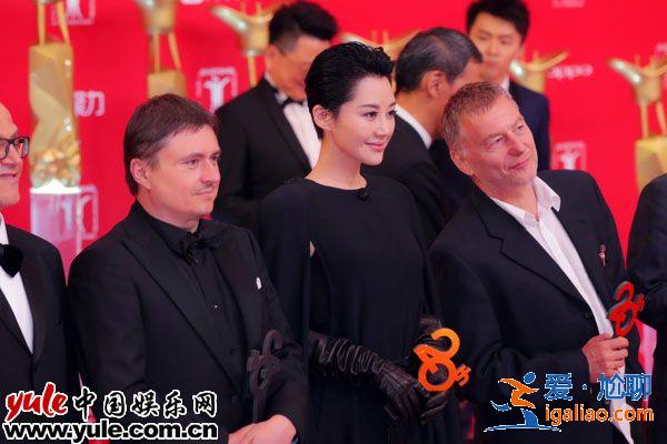 許晴颯氣亮相上影節(jié)紅毯  本屆金爵獎(jiǎng)唯一女評(píng)委氣場(chǎng)十足