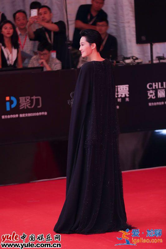 許晴颯氣亮相上影節(jié)紅毯  本屆金爵獎(jiǎng)唯一女評(píng)委氣場(chǎng)十足