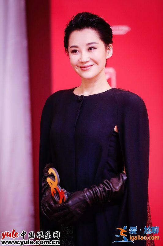 許晴颯氣亮相上影節(jié)紅毯  本屆金爵獎(jiǎng)唯一女評(píng)委氣場(chǎng)十足