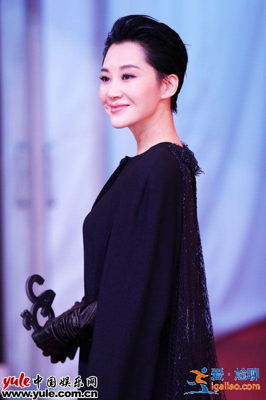 許晴颯氣亮相上影節(jié)紅毯  本屆金爵獎(jiǎng)唯一女評(píng)委氣場(chǎng)十足