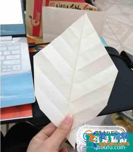 教大家用紙做一片漂亮的樹葉哦？