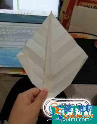 教大家用紙做一片漂亮的樹葉哦？
