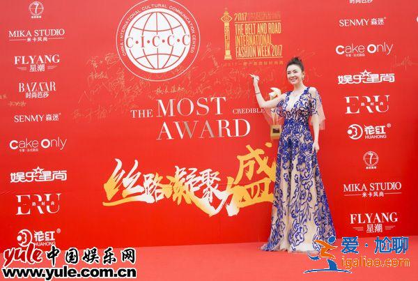 呂佳容時(shí)尚盛典化身“藍(lán)精靈” 獲最具潛力女演員獎(jiǎng)