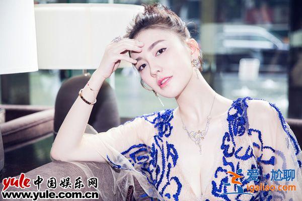 呂佳容時(shí)尚盛典化身“藍(lán)精靈” 獲最具潛力女演員獎(jiǎng)