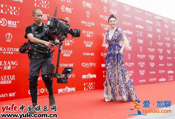 呂佳容時(shí)尚盛典化身“藍(lán)精靈” 獲最具潛力女演員獎(jiǎng)