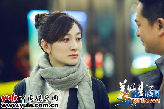 行走的反光板！李小冉曬新照 白到呲光