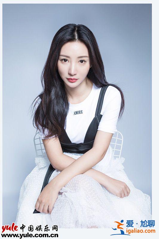 柳巖吊帶胸衣外穿黑白簡約 獲贊“美出新高度”