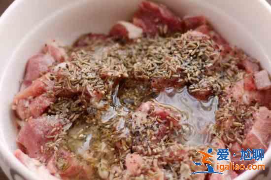 自己燒烤羊肉串怎么腌制？