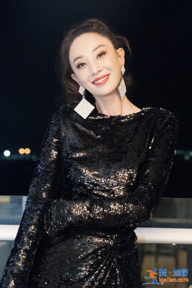 她曾跌落山坡,升級(jí)辣媽后身材依舊,今穿亮片裙閃耀全場,美呆了 她曾跌落山坡,升級(jí)辣媽后身材依舊,今穿亮片裙閃耀全場,美呆了