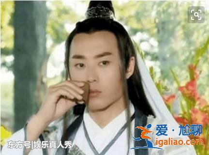 同樣是喝酒：古天樂清新俊逸，鄧論飄飄欲仙，最后一位帥氣逼人
