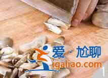 草菇爆雞絲怎么做？？