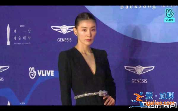 韓國百想大賞6美 IU紅毯造型長發(fā)、李荷妮開深V辣翻？
