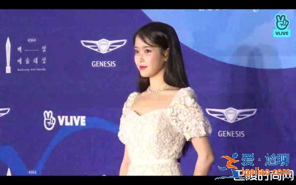韓國百想大賞6美 IU紅毯造型長發(fā)、李荷妮開深V辣翻？