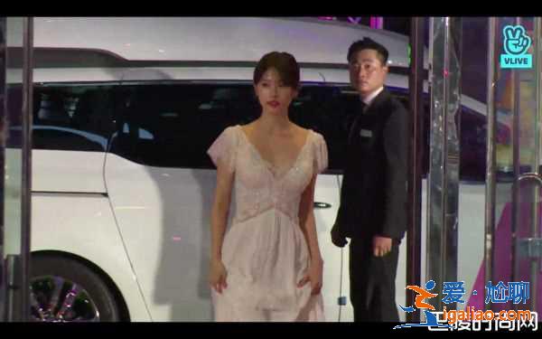 韓國百想大賞6美 IU紅毯造型長發(fā)、李荷妮開深V辣翻？