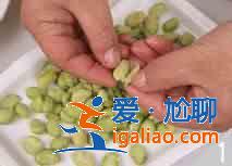 蠶豆香芹炒臘肉的家常做法？