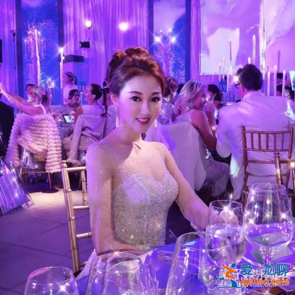 相差40歲的爺孫戀8個月就結(jié)束？還出軌200億身家富豪？