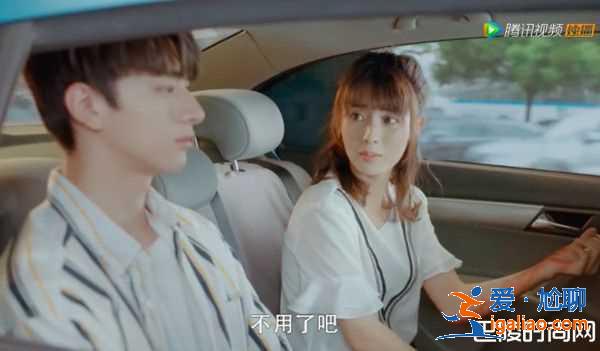 《致我暖暖的小時(shí)光》首播笑入坑 怪咖學(xué)霸撞車錯(cuò)包拿衛(wèi)生巾？