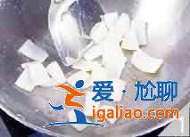 辣白菜炒肥腸怎么做？？