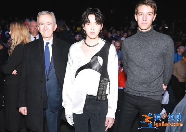 吳亦凡為杰克遜豁出去了?一身造型根本看不懂,3萬的鞋子亮了! 吳亦凡為杰克遜豁出去了?一身造型根本看不懂,3萬的鞋子亮了!