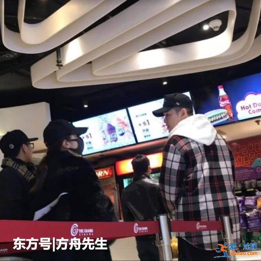 鄧紫棋和男朋友看電影被偶遇，兩人一前一后分開(kāi)走十分低調(diào)