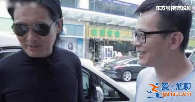 63歲周潤發(fā)街頭偶遇57歲黃日華，影帝級(jí)別的演員流行低調(diào)