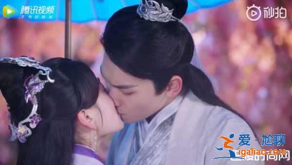 《雙世寵妃2》八王爺霸氣開撩 雨中濕吻甜爆？