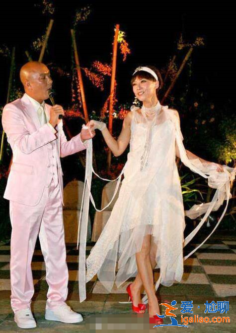 愛妻人設(shè)崩塌？港媒曝張衛(wèi)健曾婚前出軌，秘密交往女主播？