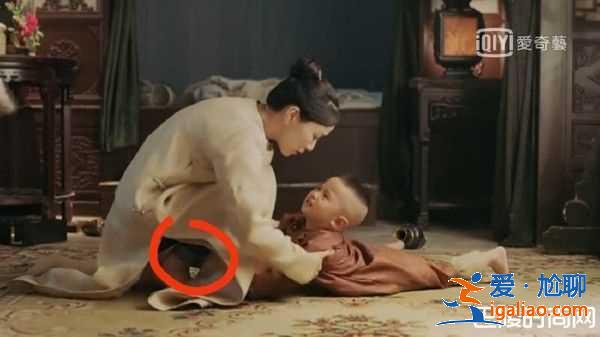 《延禧》嫻妃一蹲下牛仔褲露餡 佘詩曼親揭BUG真相？