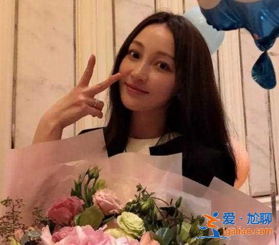 7月剛剛自曝已經(jīng)結(jié)婚，如今姚笛現(xiàn)身高鐵站，一臉愁容還未戴婚戒