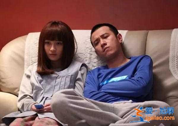 7月剛剛自曝已經(jīng)結(jié)婚，如今姚笛現(xiàn)身高鐵站，一臉愁容還未戴婚戒