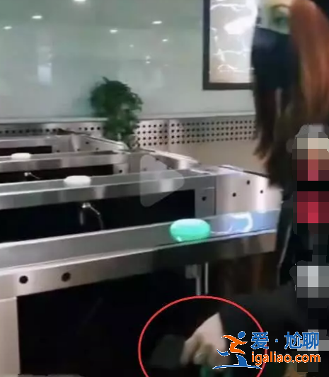 姚笛現(xiàn)身滿臉愁容 手上求婚戒指也不見了