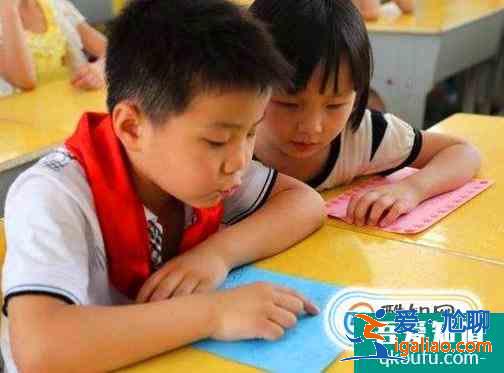 孩子在國外上學(xué)課堂上不喜歡舉手發(fā)言怎么改善？？