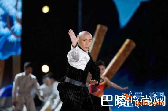 張衛(wèi)健主持北京國際電影節(jié)?演唱歌曲《真英雄》獲點贊？