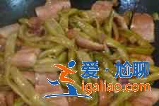 五花肉燉豆角？