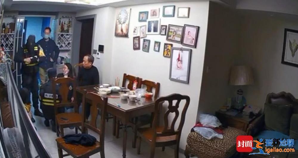 魯某突然扇倒小孩 老人舉椅砸人沖突升級(jí)？