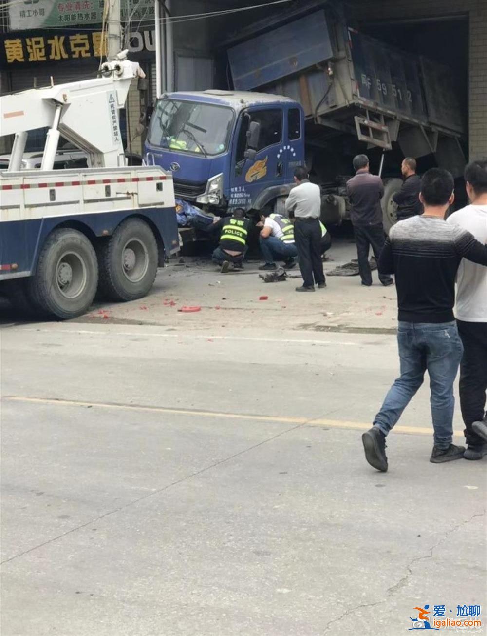 連撞多車致2死3傷 原因有待鑒定？
