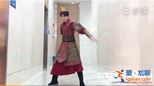 王源變身美猴王 不料撞見六小齡童本尊太尷尬了？
