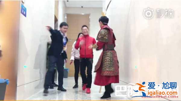 王源變身美猴王 不料撞見六小齡童本尊太尷尬了？