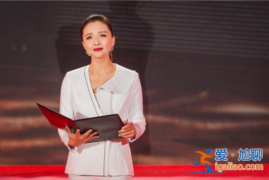孫茜參加《奮進(jìn)新時(shí)代禮贊奮斗者》音樂詩歌朗誦會(huì)，白色套裝干凈大氣