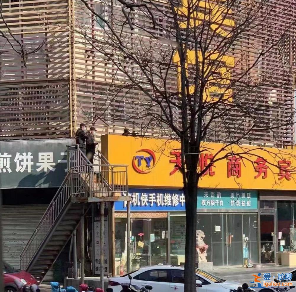 狙擊手離銀行不足百米遠(yuǎn)？