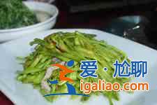 黃花菜炒肉的做法？