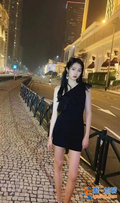 關(guān)曉彤深夜曬“清涼照”，當她抬起胳膊那刻，頓時感覺涼颼颼