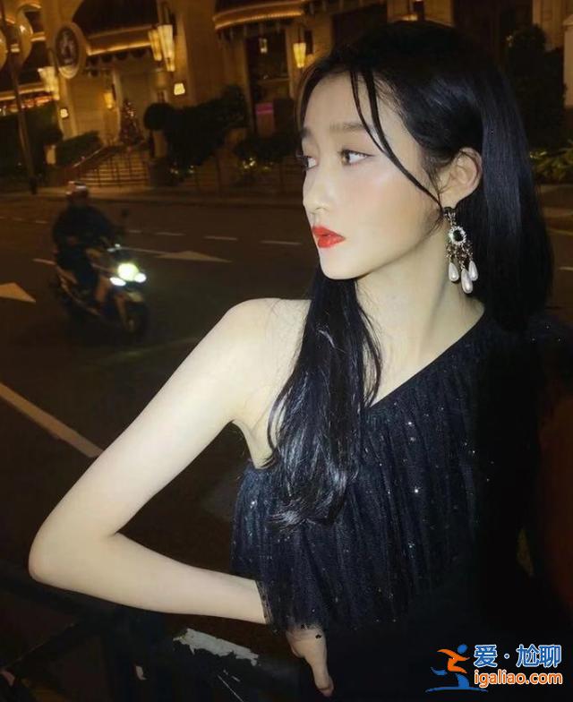 關(guān)曉彤深夜曬“清涼照”，當她抬起胳膊那刻，頓時感覺涼颼颼