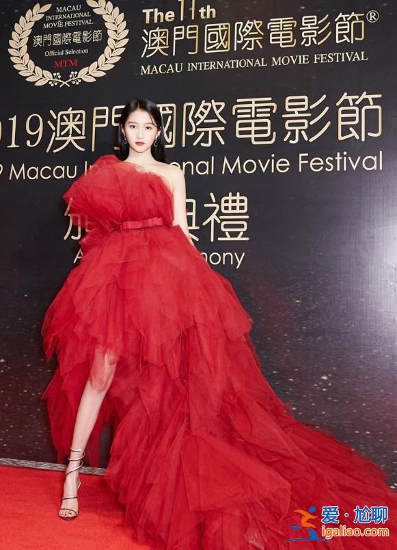 關(guān)曉彤深夜曬“清涼照”，當她抬起胳膊那刻，頓時感覺涼颼颼