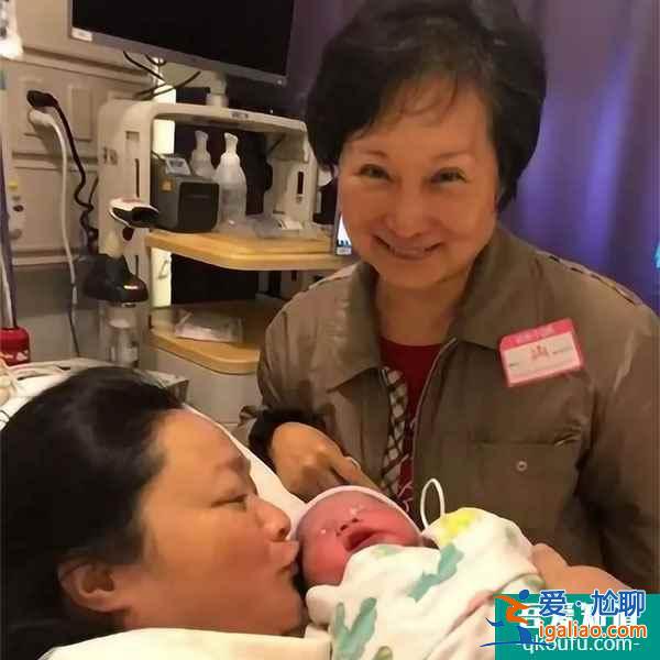 吳宇森已升級當(dāng)外公！未婚女兒赴美做試管順利生下混血小公主？