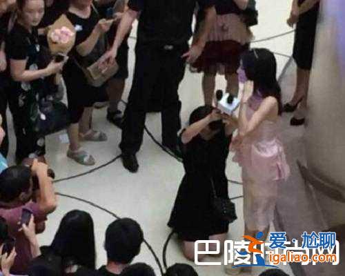 秦嵐個人資料介紹 為何她敢讓助理跪在地上拿話筒？