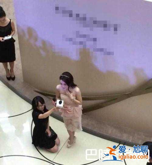 秦嵐個人資料介紹 為何她敢讓助理跪在地上拿話筒？